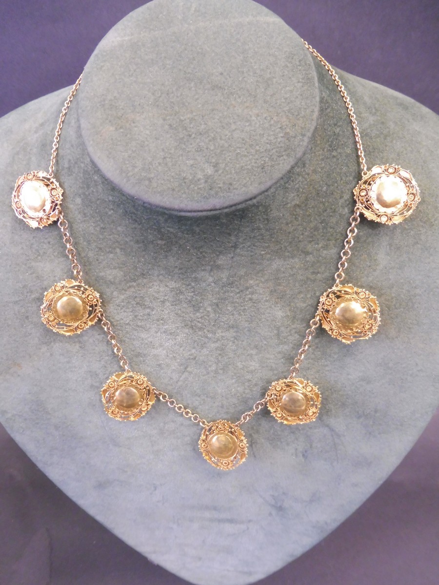 A very good quality yellow metal necklace (probably gold) formed by seven matching pendants each - Image 3 of 4