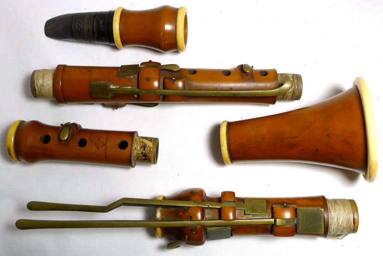 Early 19th century boxwood and ivory clarinet by D'Almaine. Eight square ended brass keys. Good - Bild 3 aus 5
