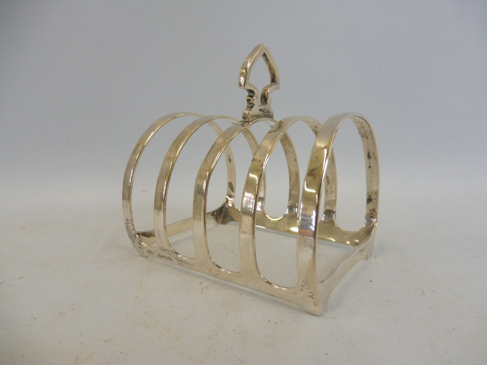 A silver toastrack, Sheffield 1927, Mappin & Webb. - Bild 2 aus 2