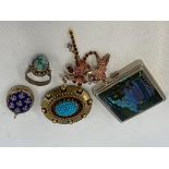 A small selection of jewellery including an oval yellow metal brooch inset with turquoise, a dark