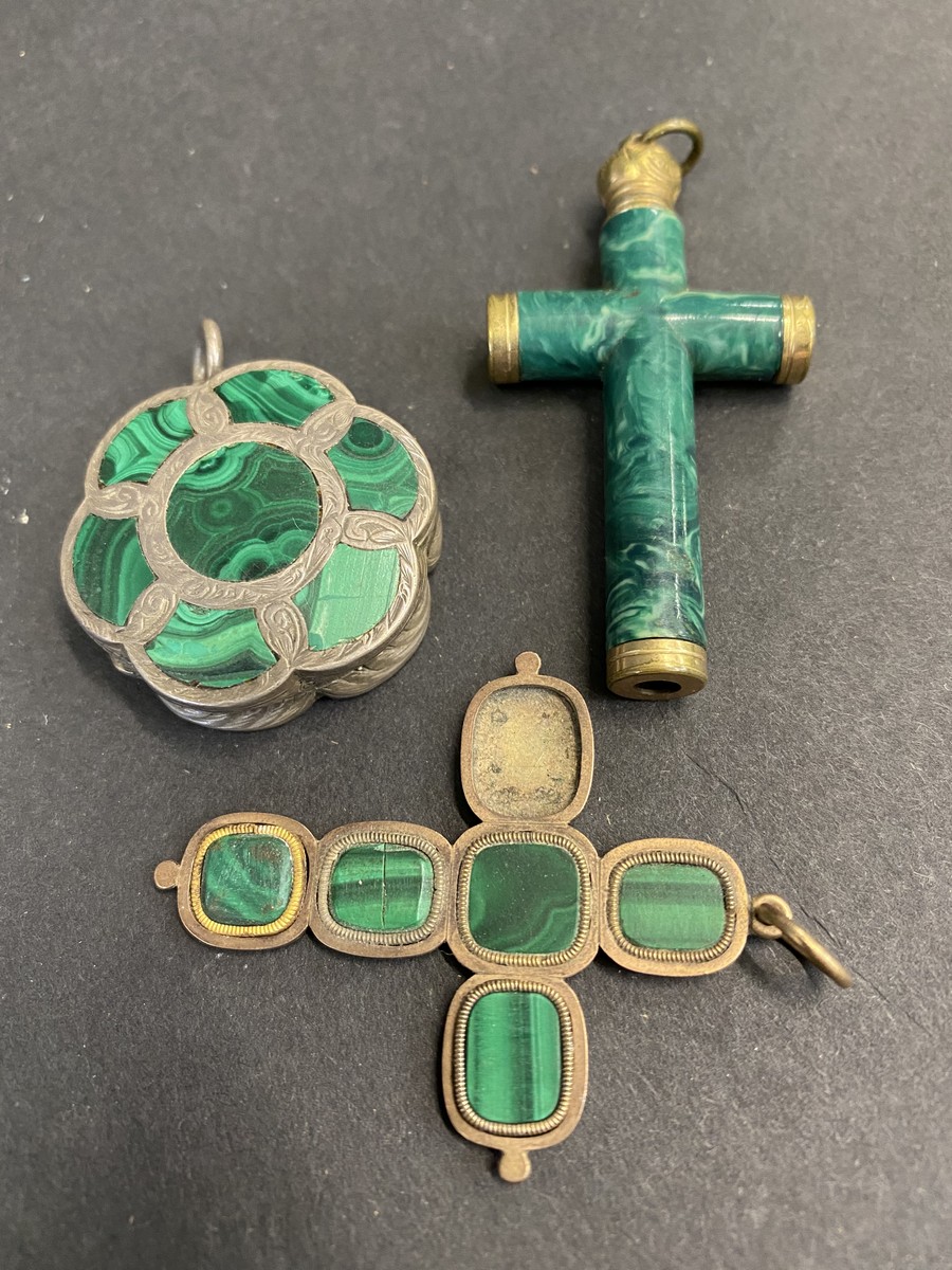 A silver and malachite inset vinaigrette, Birmingham hallmark, plus a crucifix inset with slithers