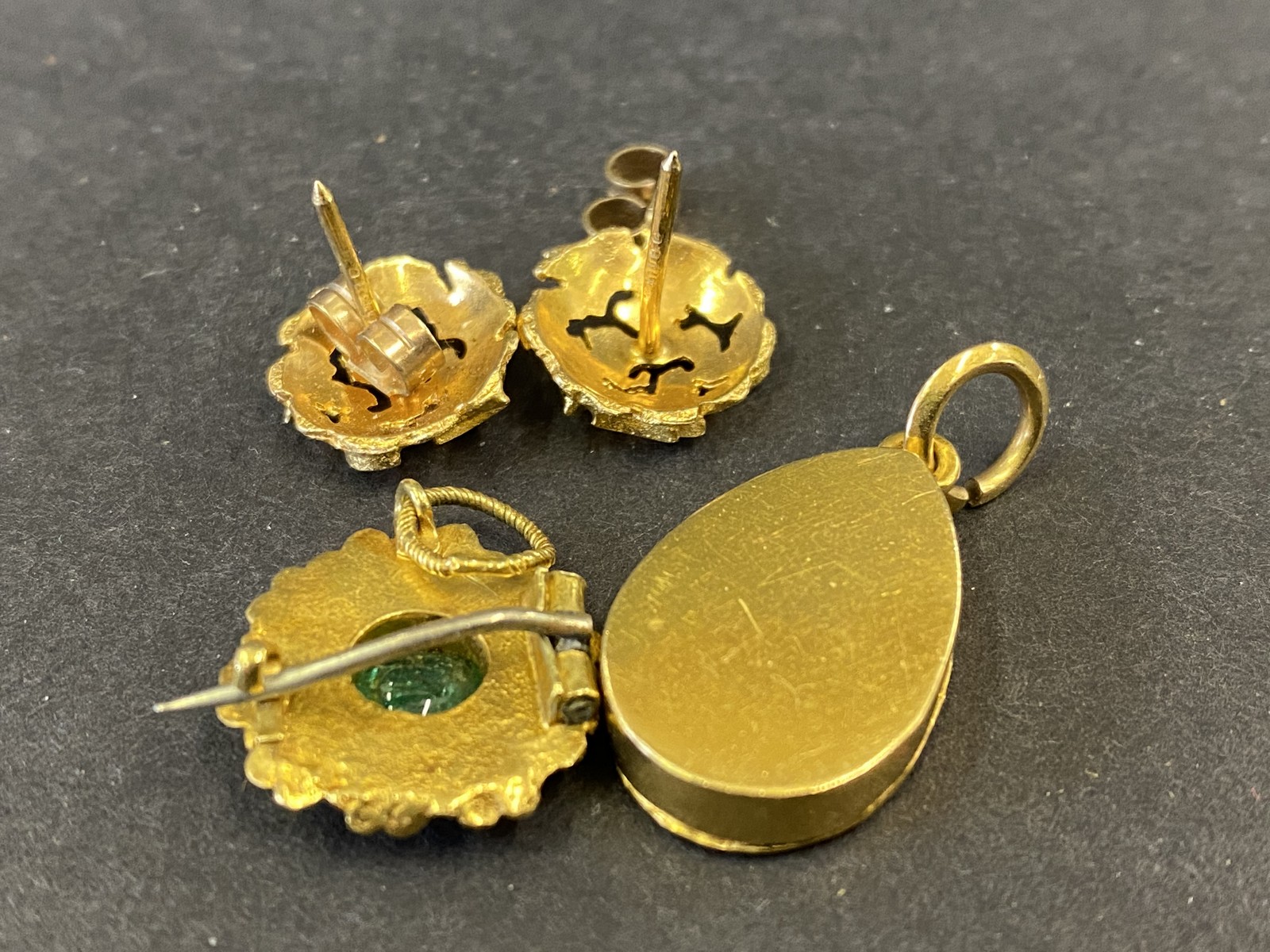 A good quality yellow metal (probably high quality gold) pendant of oval form with green enamel - Image 2 of 2