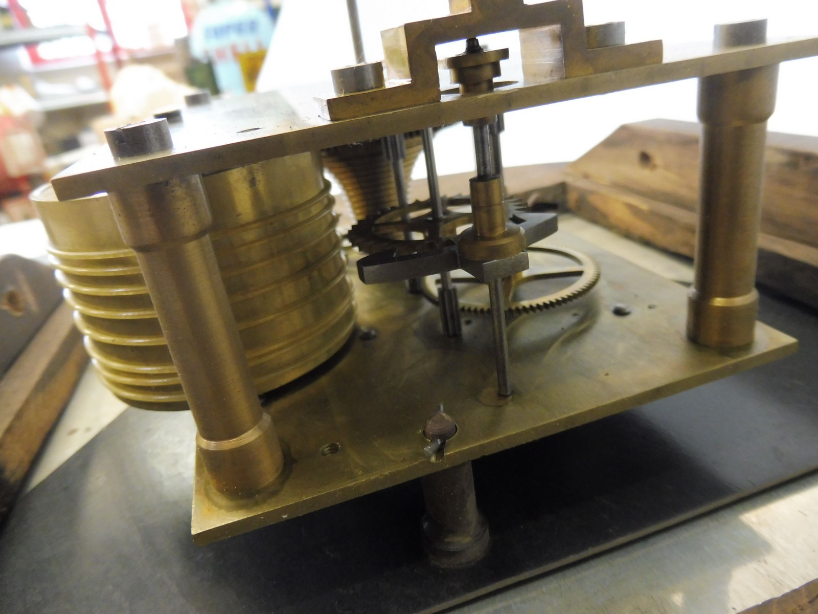 An Edwardian circular dial clock with a single fusee movement. - Bild 3 aus 4