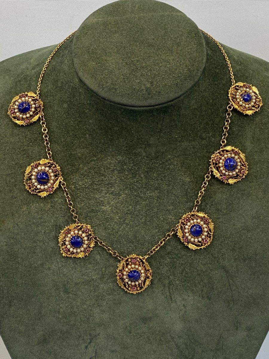 A very good quality yellow metal necklace (probably gold) formed by seven matching pendants each