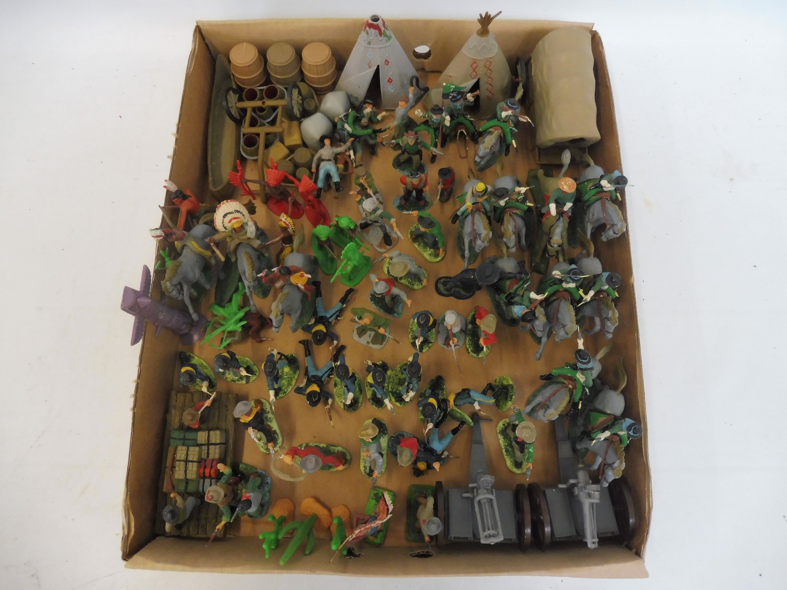 A tray of peninsula frontiersmen figures and accessories to include Britains, Cherila figures, - Image 3 of 3