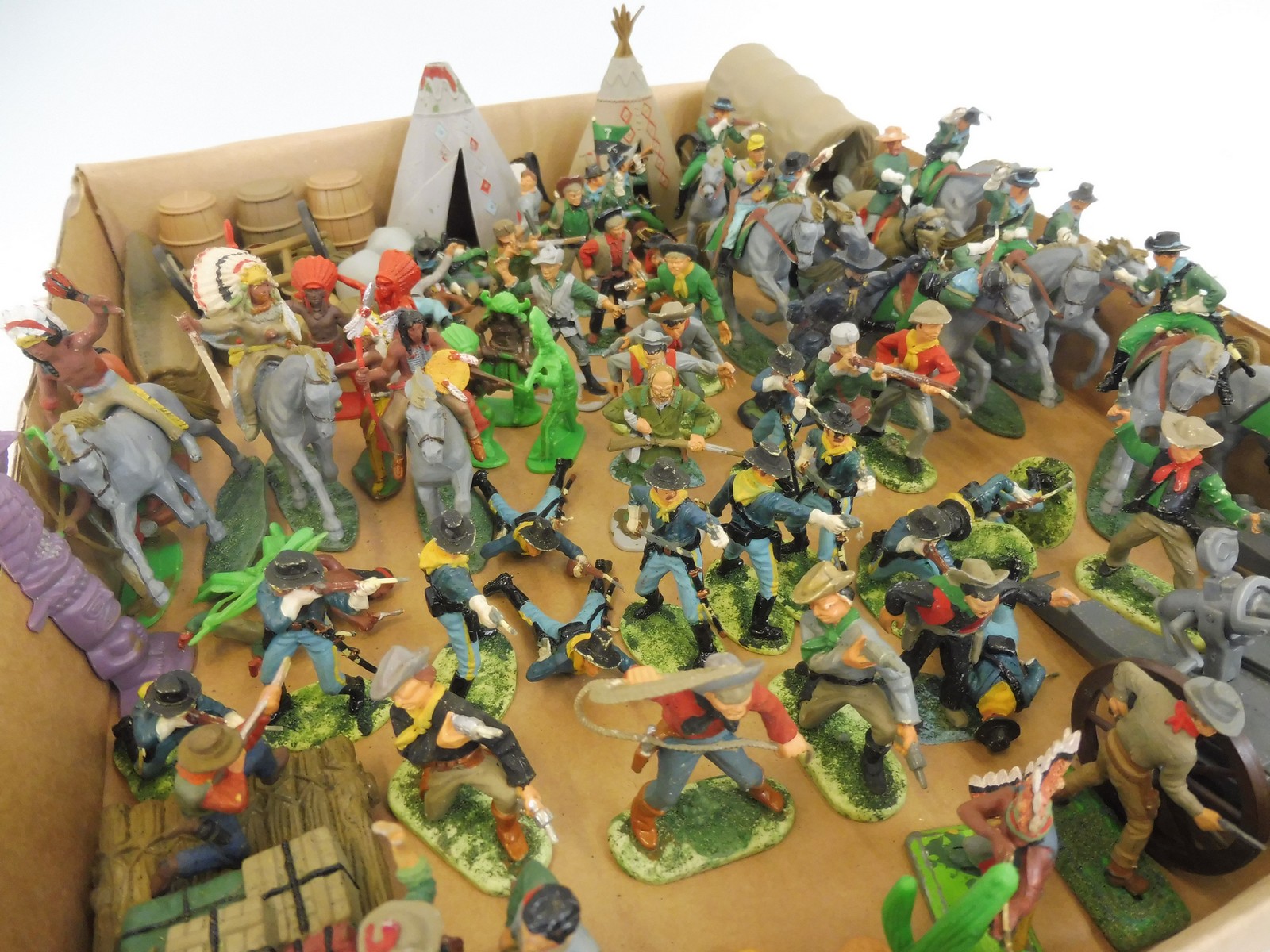 A tray of peninsula frontiersmen figures and accessories to include Britains, Cherila figures, - Image 2 of 3