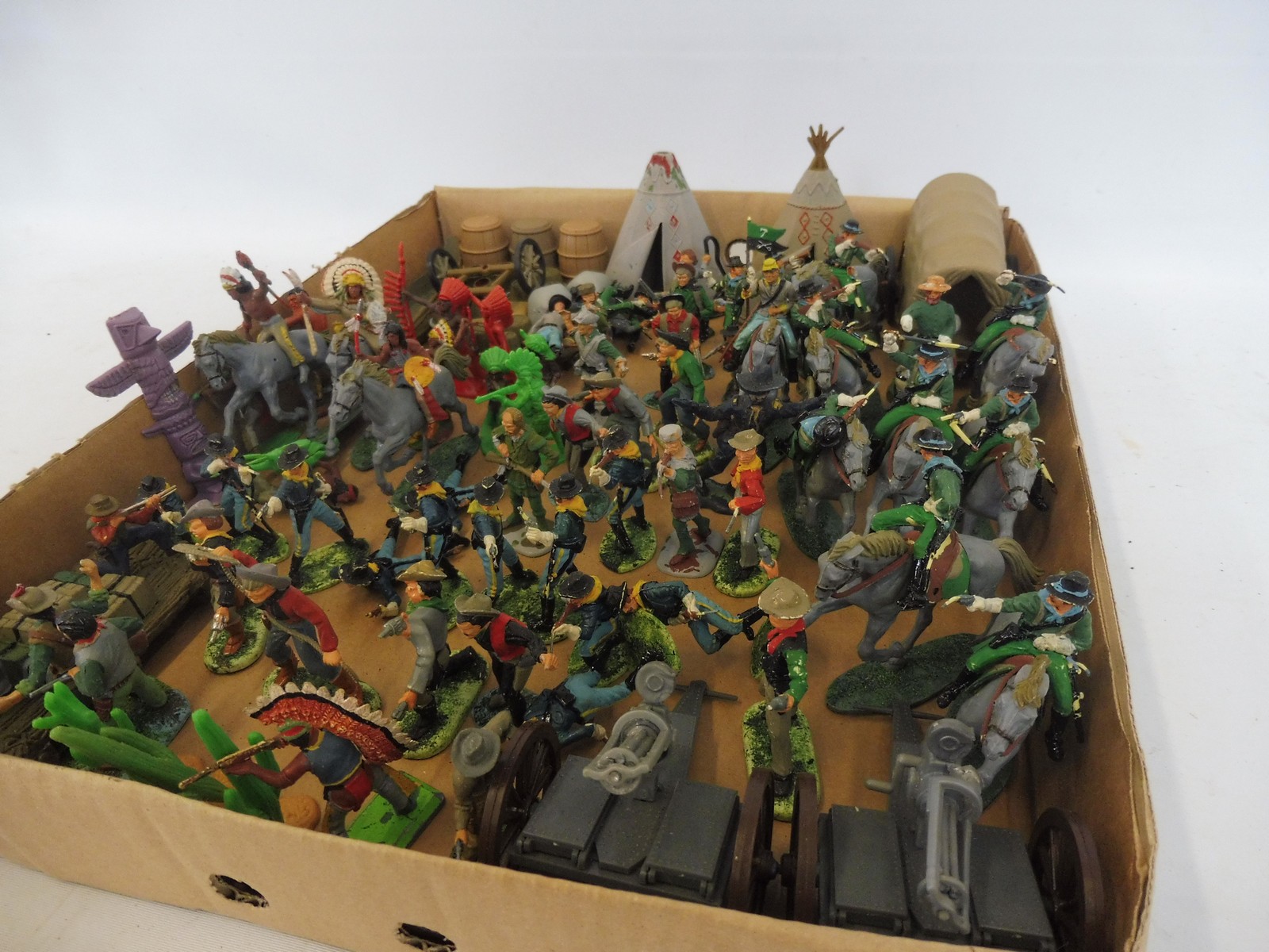 A tray of peninsula frontiersmen figures and accessories to include Britains, Cherila figures,