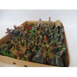 A tray of peninsula frontiersmen figures and accessories to include Britains, Cherila figures,