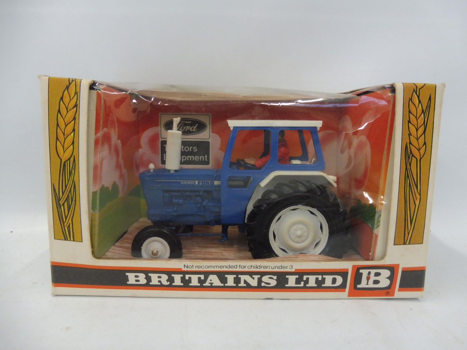 A boxed Britain no. 9524 Ford 6600 Heavy Tractor, model excellent, box in very good condition.