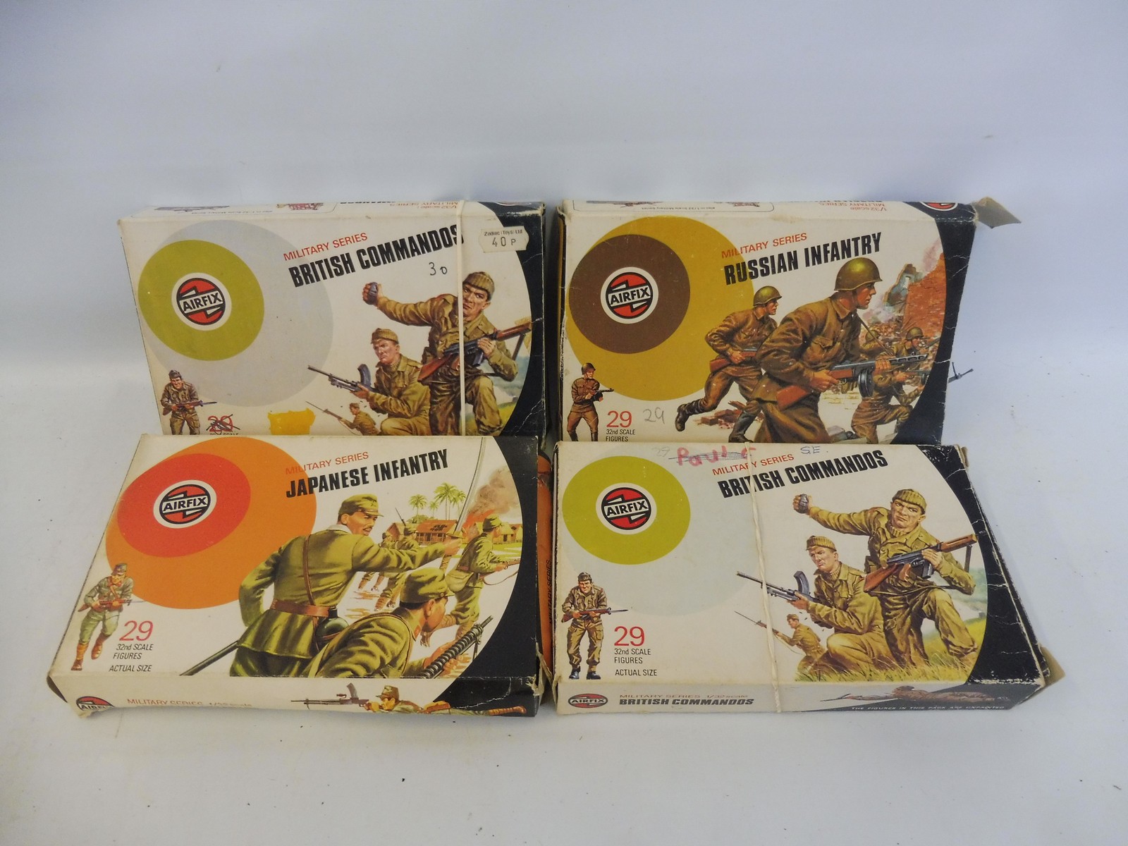 Four 1/32 scale circa 1970s Airfix plastic soldiers including British Commandos (x2), Russian and