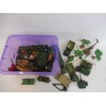 A tray of plastic military accessories, field guns etc, various makers (all overpainted).