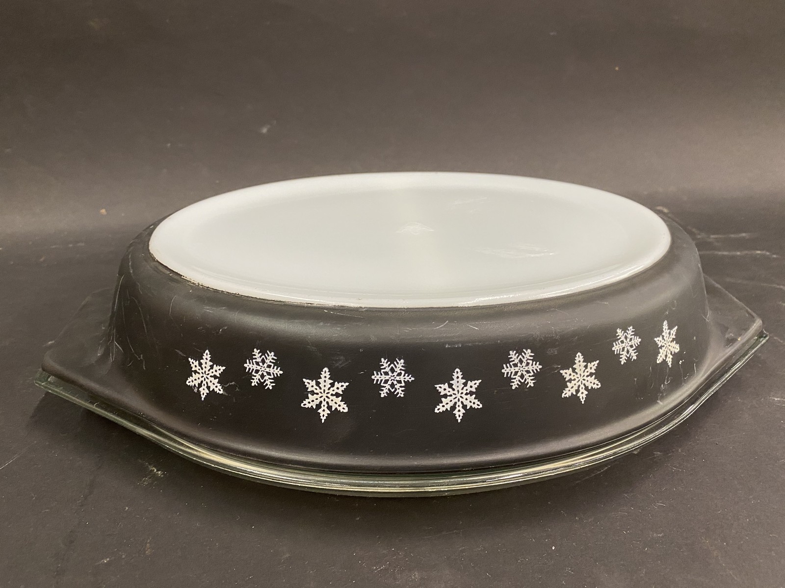 A black pyrex oval serving dish with a clear glass lid. - Image 2 of 2