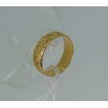 An 18ct yellow gold Band, with foliate engraved decoration, Size S, approx weight 5g.
