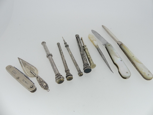 A collection of small Items, including a bookmark in the form of a trowel, fruit knife with mother - Image 3 of 6