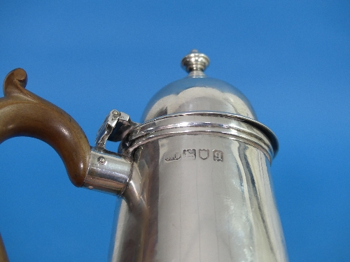 A George V silver Chocolate Pot, by Carrington & Co., hallmarked London, 1911, in the Queen Anne - Image 3 of 3