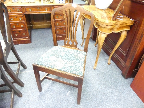 A set of five George III mahogany splat back Dining Chairs (5) - Image 4 of 6