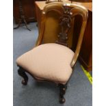 An Edwardian mahogany-framed Side Chair, with a curved back upon pierced decorative splat, the stuff