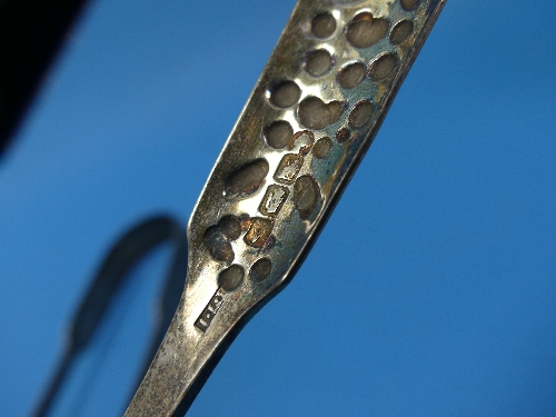 A pair of Victorian Irish silver Sugar Tongs, by James Le Bas, hallmarked Dublin, 1841, with foliate - Image 6 of 20