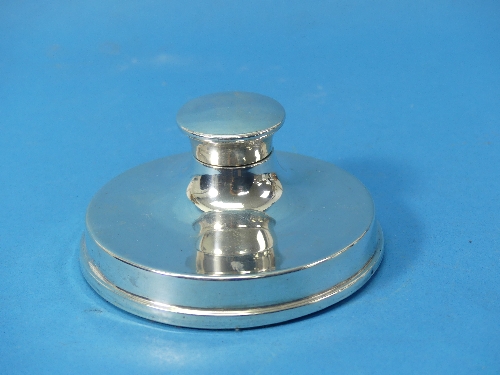 A George V silver Capstan Inkwell, by William Hutton & Sons Ltd., hallmarked Birmingham, 1919, of - Image 6 of 8