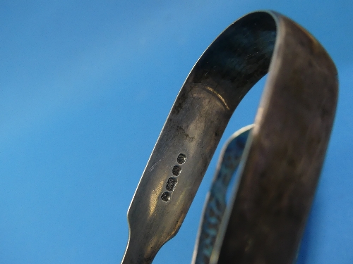 A pair of Victorian Irish silver Sugar Tongs, by James Le Bas, hallmarked Dublin, 1841, with foliate - Image 8 of 20