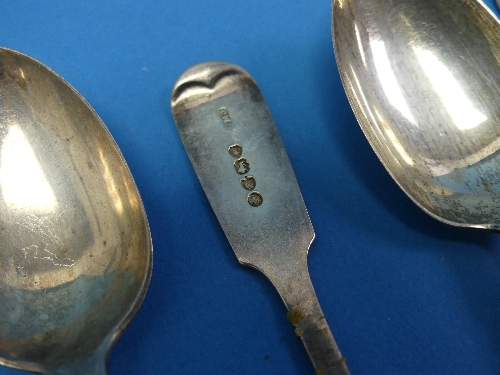 A pair of Victorian Irish silver Sugar Tongs, by James Le Bas, hallmarked Dublin, 1841, with foliate - Image 17 of 20