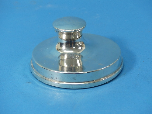 A George V silver Capstan Inkwell, by William Hutton & Sons Ltd., hallmarked Birmingham, 1919, of - Image 2 of 8