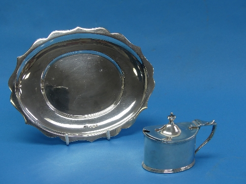 A Victorian silver Mustard Pot, by Haseler Brothers, hallmarked London, 1893, of plain oval form - Image 4 of 8