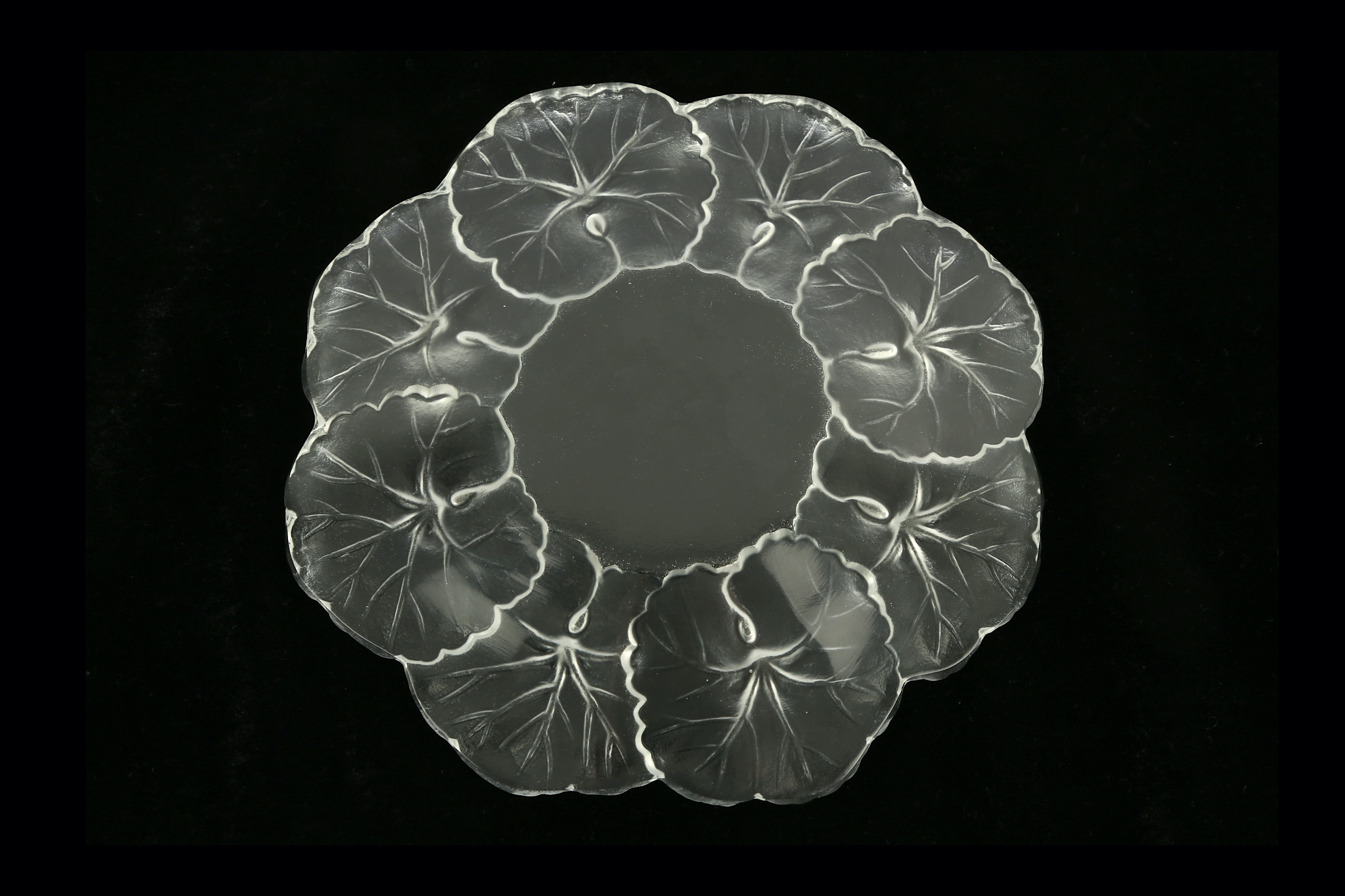 A 20th century Lalique France 'Honfleur' glass plate, of small circular form with a leaf pattern - Image 4 of 4