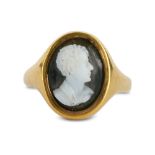 A GOLD-MOUNTED HARDSTONE CAMEO RING WITH LORD BYRON'S BUST