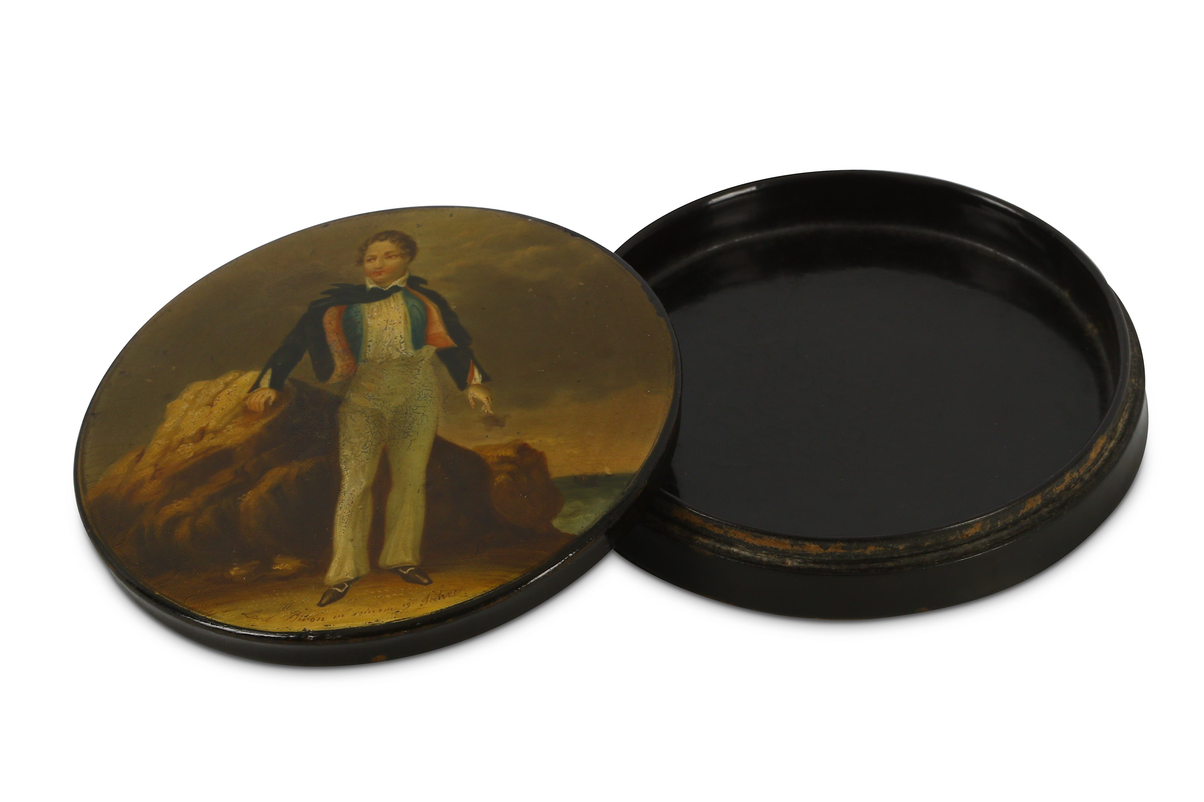 A CIRCULAR PAPIER-MÂCHÉ SNUFF BOX WITH BYRON LEAVING FOR HIS FIRST TRIP TO GREECE - Image 4 of 4