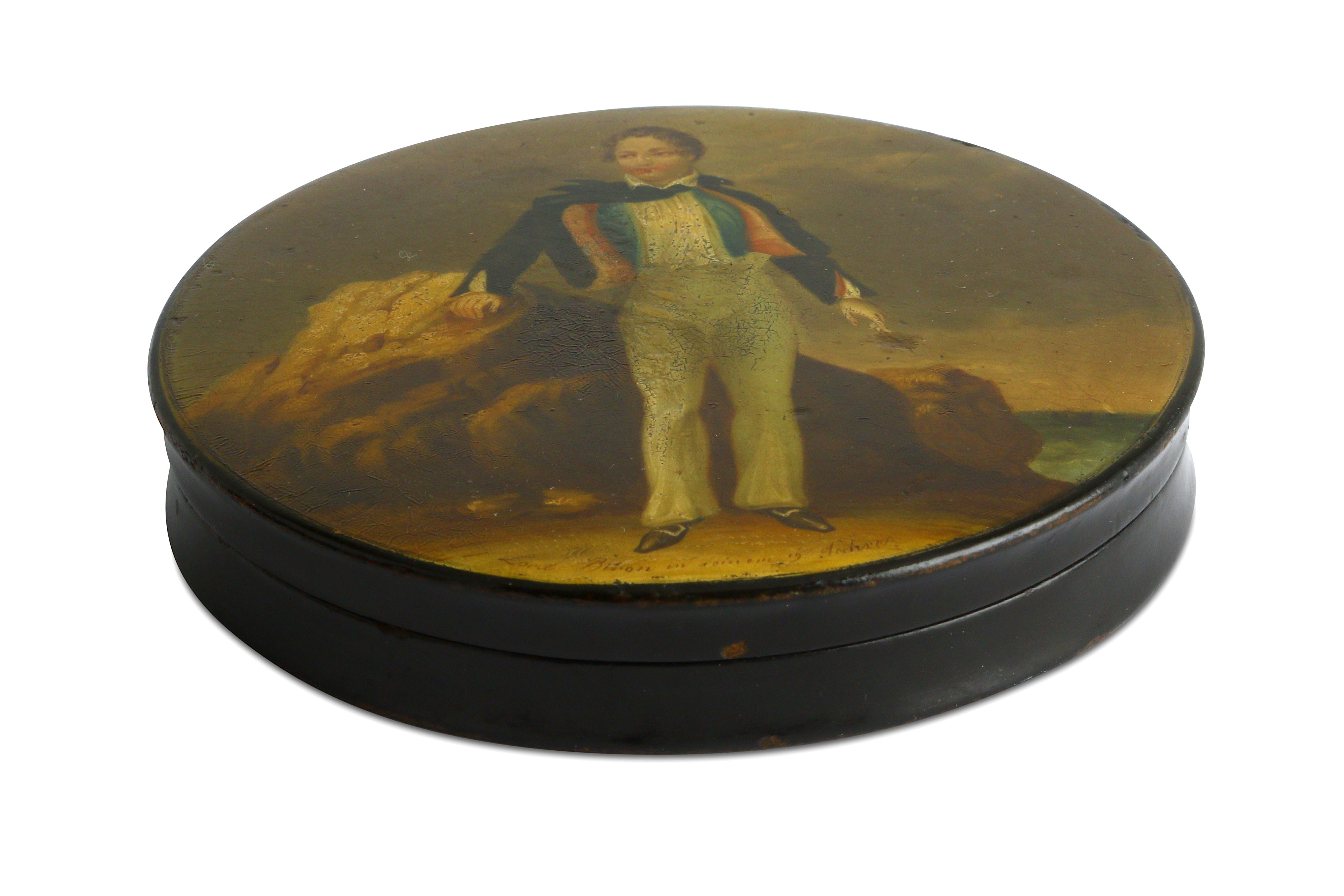 A CIRCULAR PAPIER-MÂCHÉ SNUFF BOX WITH BYRON LEAVING FOR HIS FIRST TRIP TO GREECE - Image 3 of 4