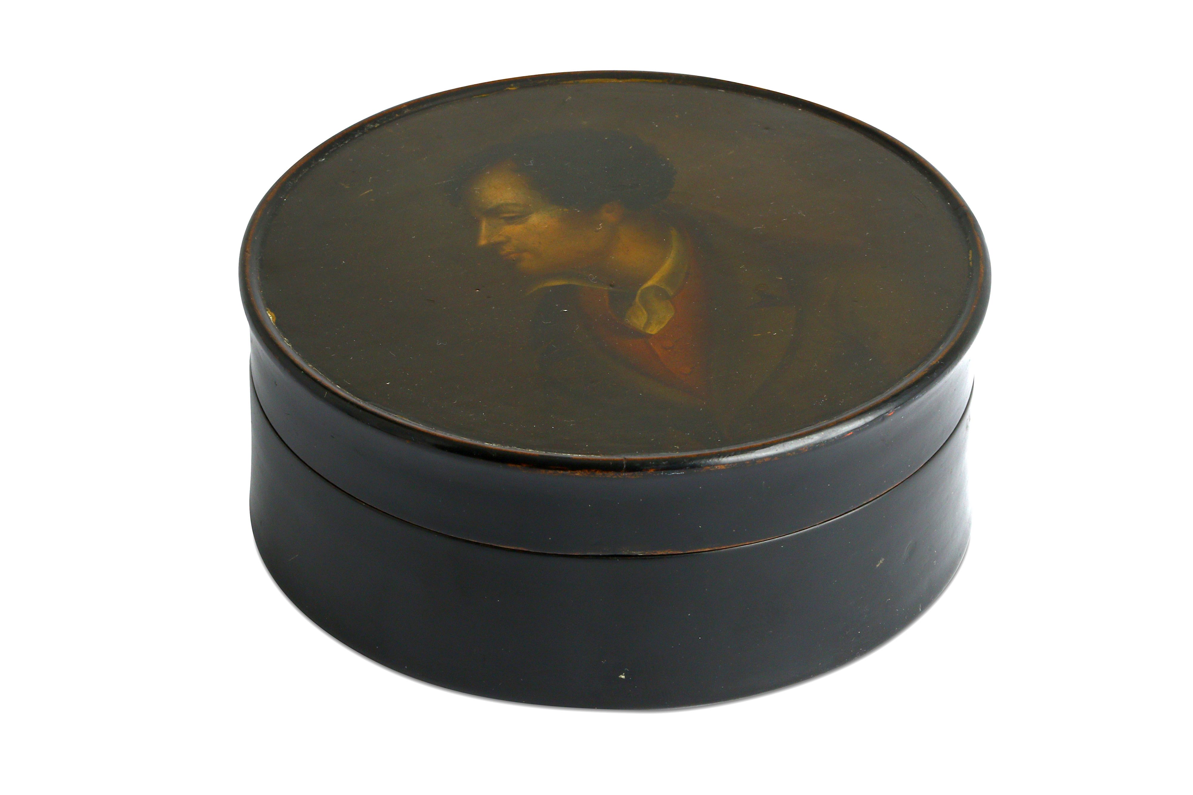 A VERY RARE CIRCULAR PAPIER-MÂCHÉ SNUFF BOX WITH THE BUST OF LORD BYRON - Image 3 of 3