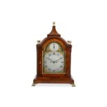 A FINE GEORGE III MAHOGANY AND BRASS MOUNTED FUSEE BRACKET / TABLE CLOCK WITH CONCENTRIC DATE AND