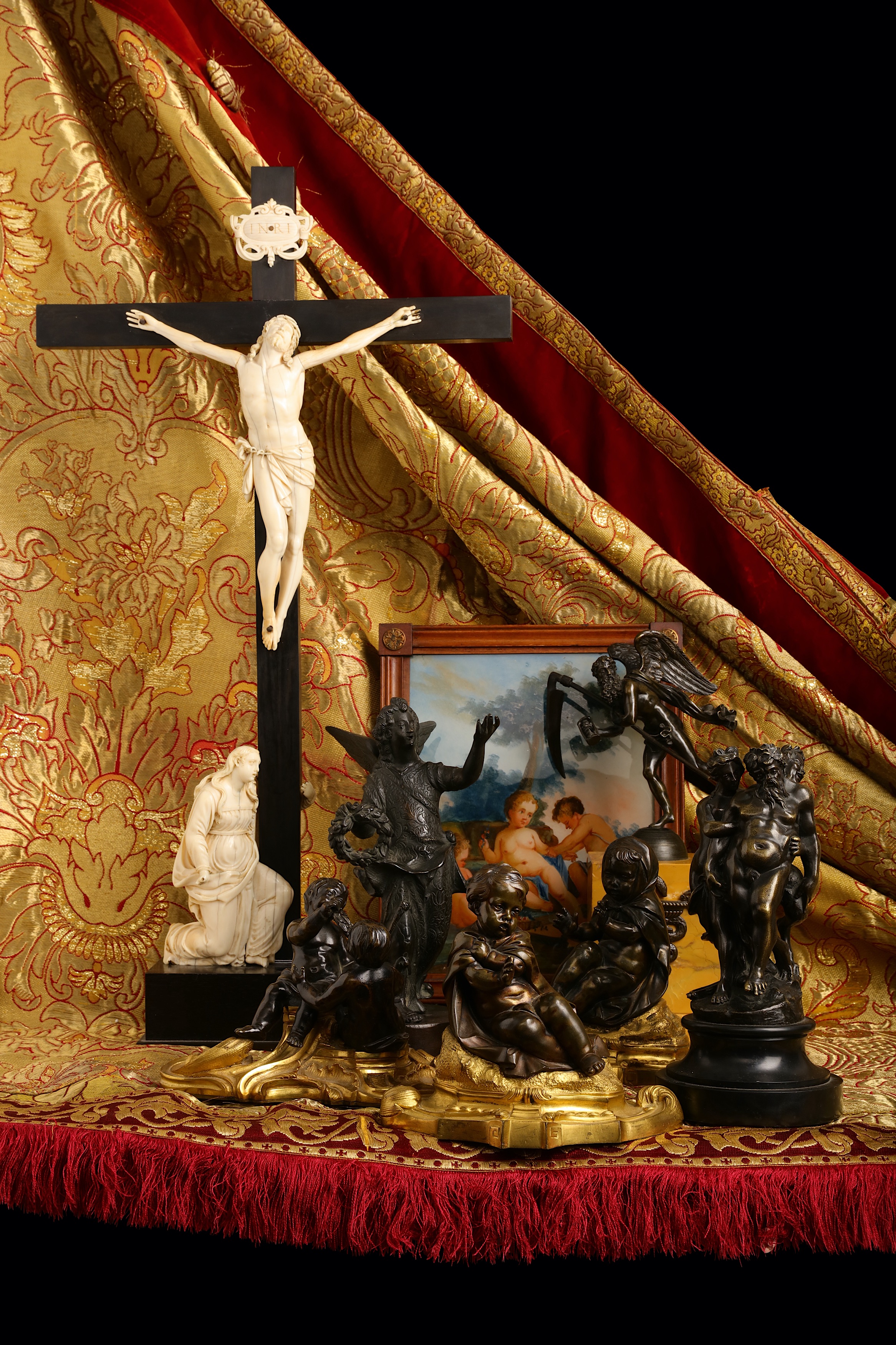 A 17TH CENTURY ITALIAN IVORY AND EBONY CRUCIFIXION SCENE the Corpus Christi figure of Cristo Vivo