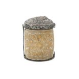 λ A SMALL LIDDED IVORY BOX