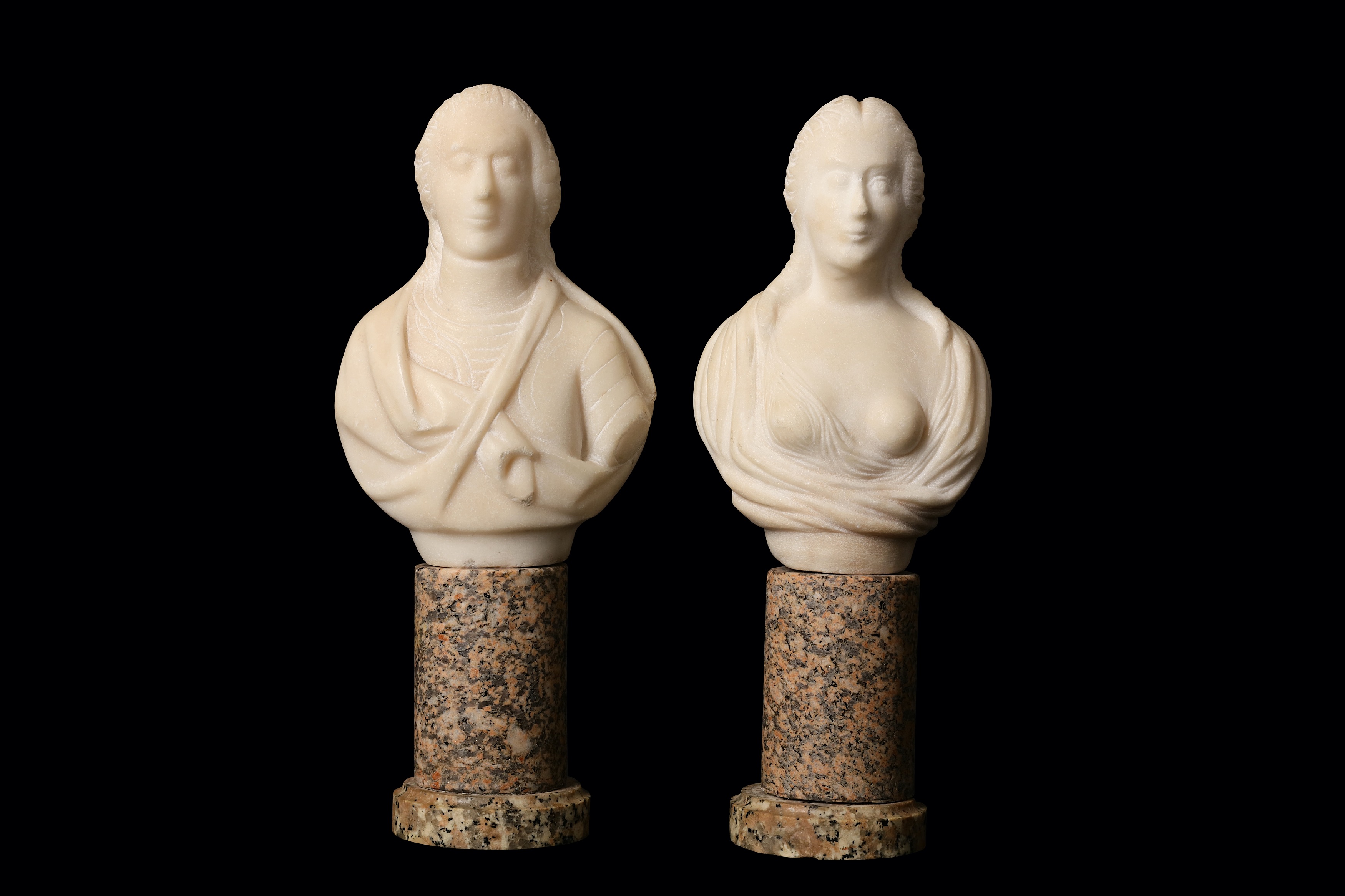 A pair of small white marble busts of a lady and gentleman - Bild 2 aus 3