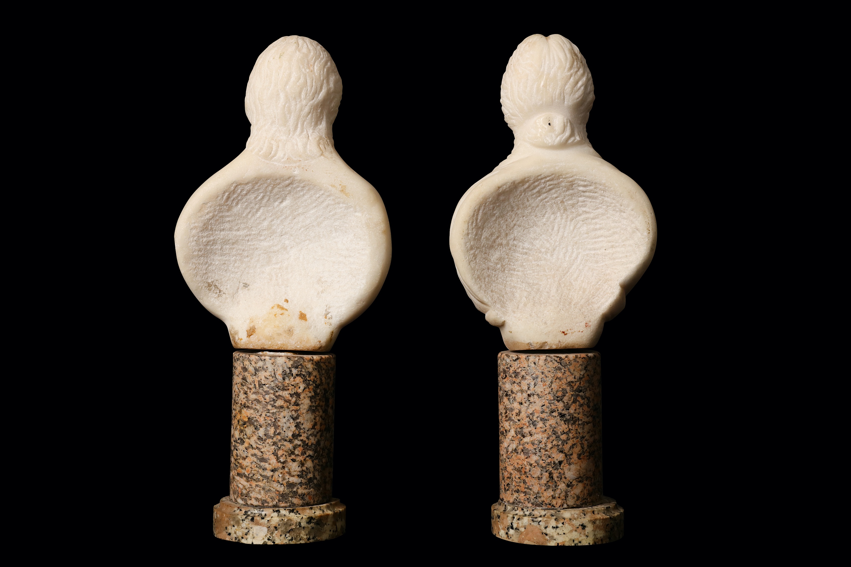 A pair of small white marble busts of a lady and gentleman - Bild 3 aus 3