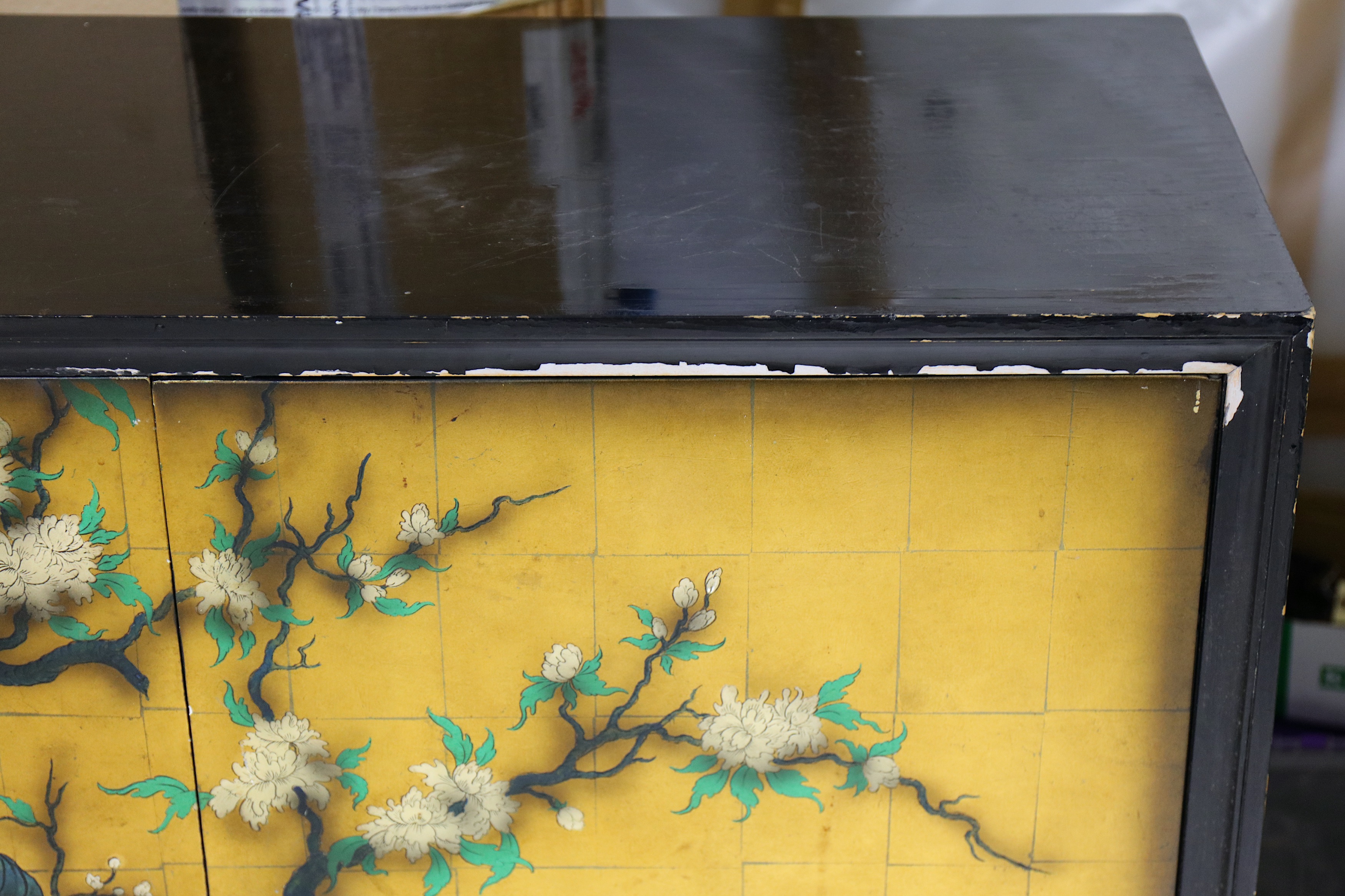 A circa 1970's Japanese inspired black lacquered sideboard - Bild 4 aus 16