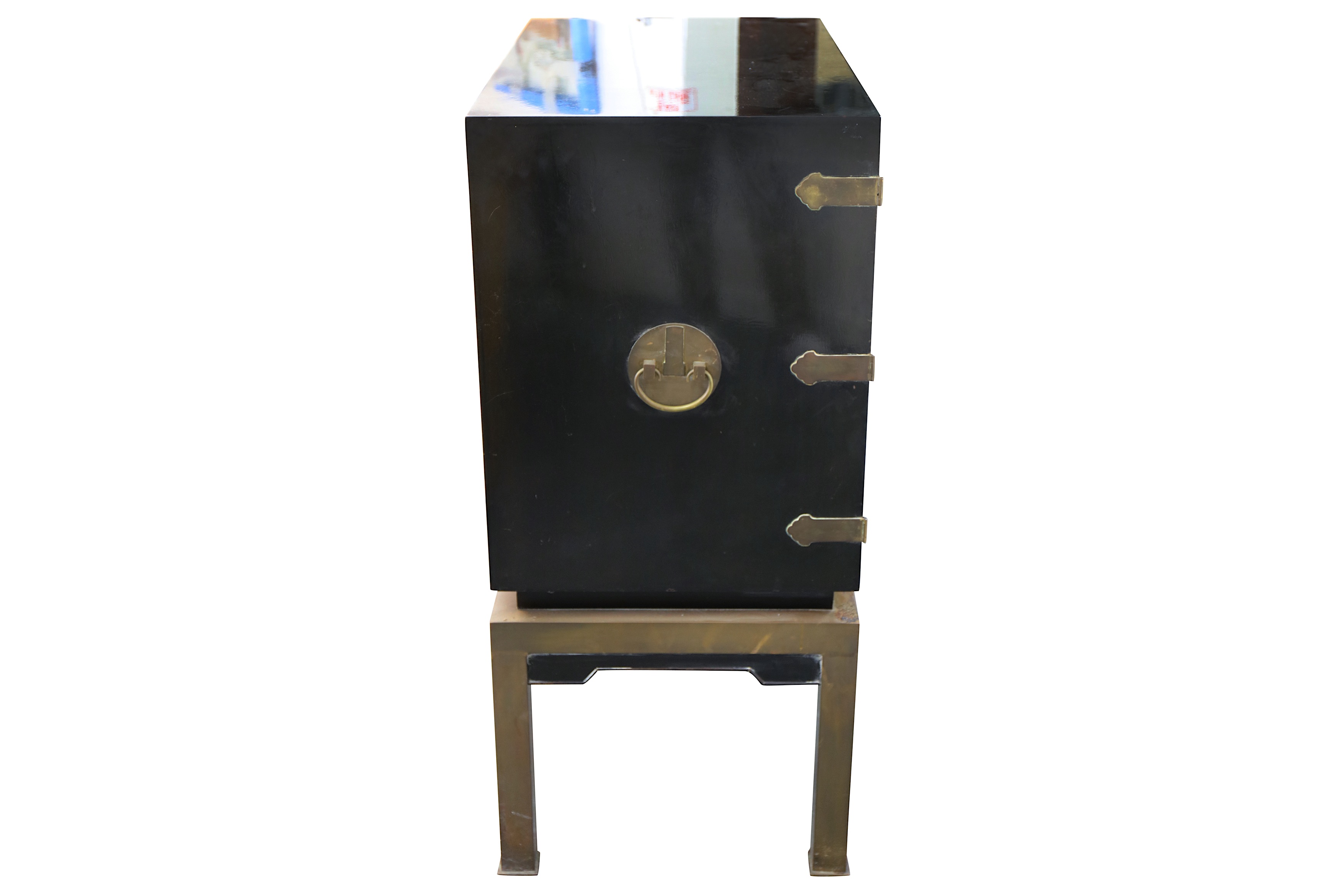 A circa 1970's Japanese inspired black lacquered drinks cabinet - Image 5 of 7