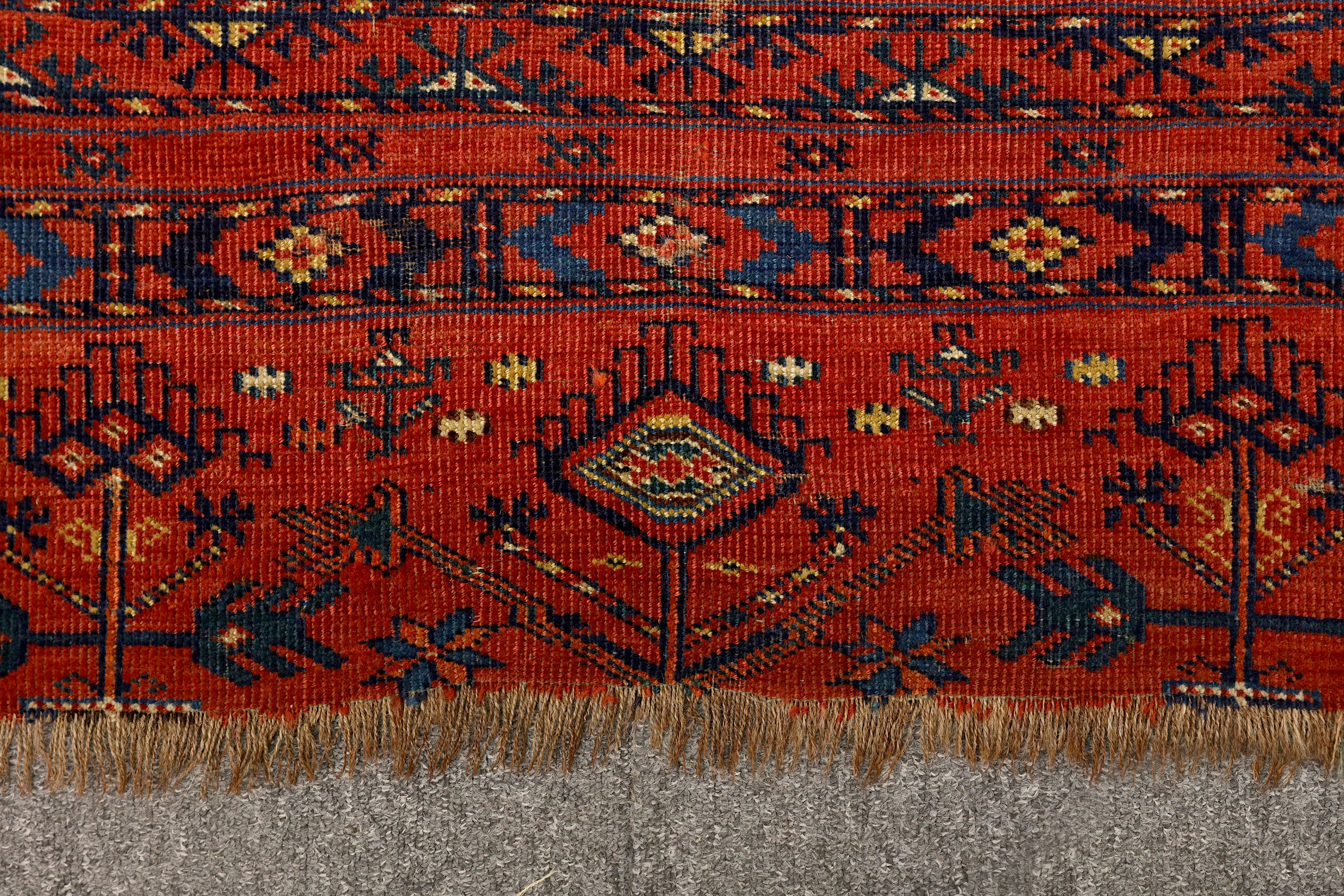 AN ANTIQUE TEKKE JUVAL RUG, EAST TURKMENISTAN - Image 6 of 8