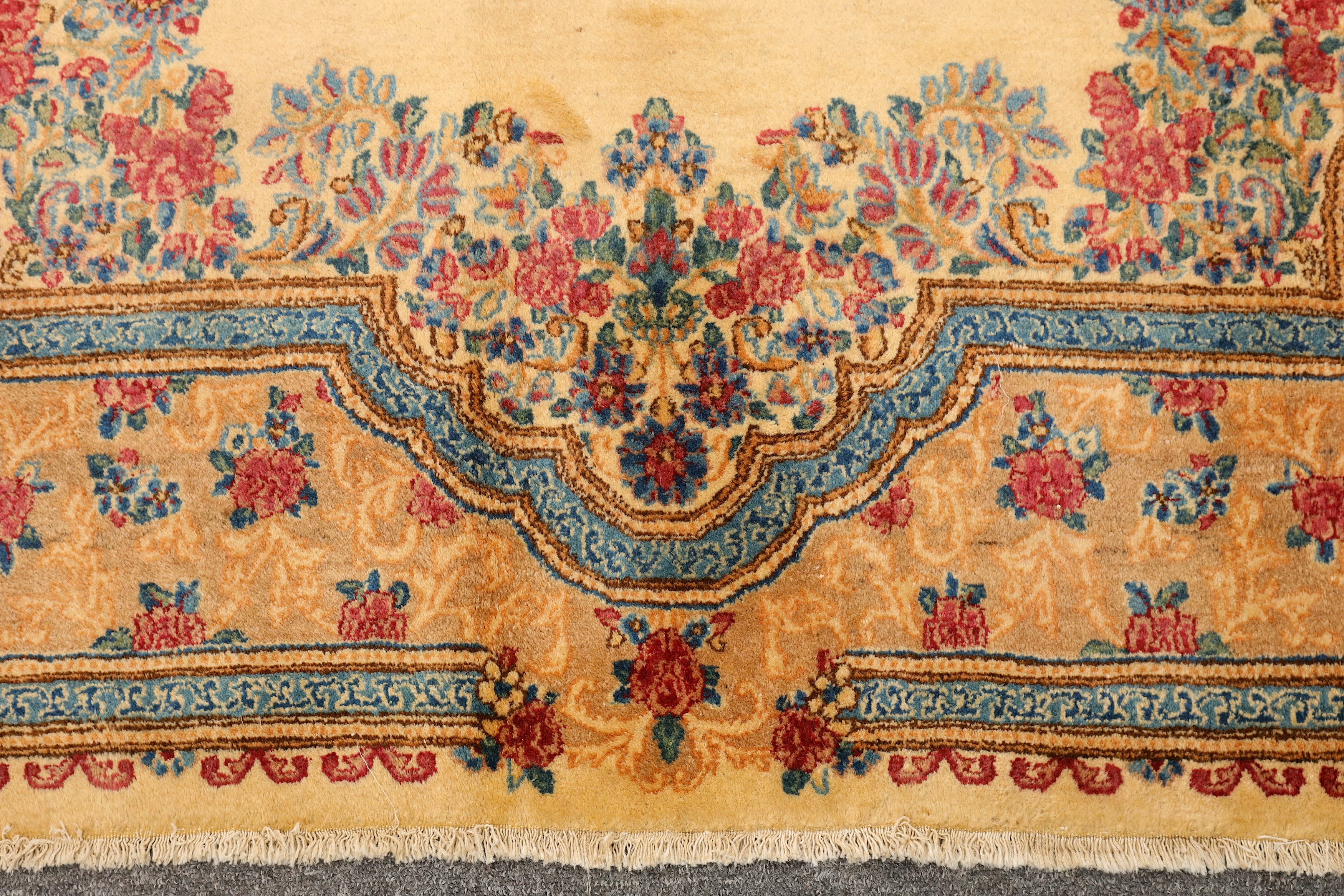 A FINE KIRMAN RUG, SOUTH PERSIA - Image 5 of 6