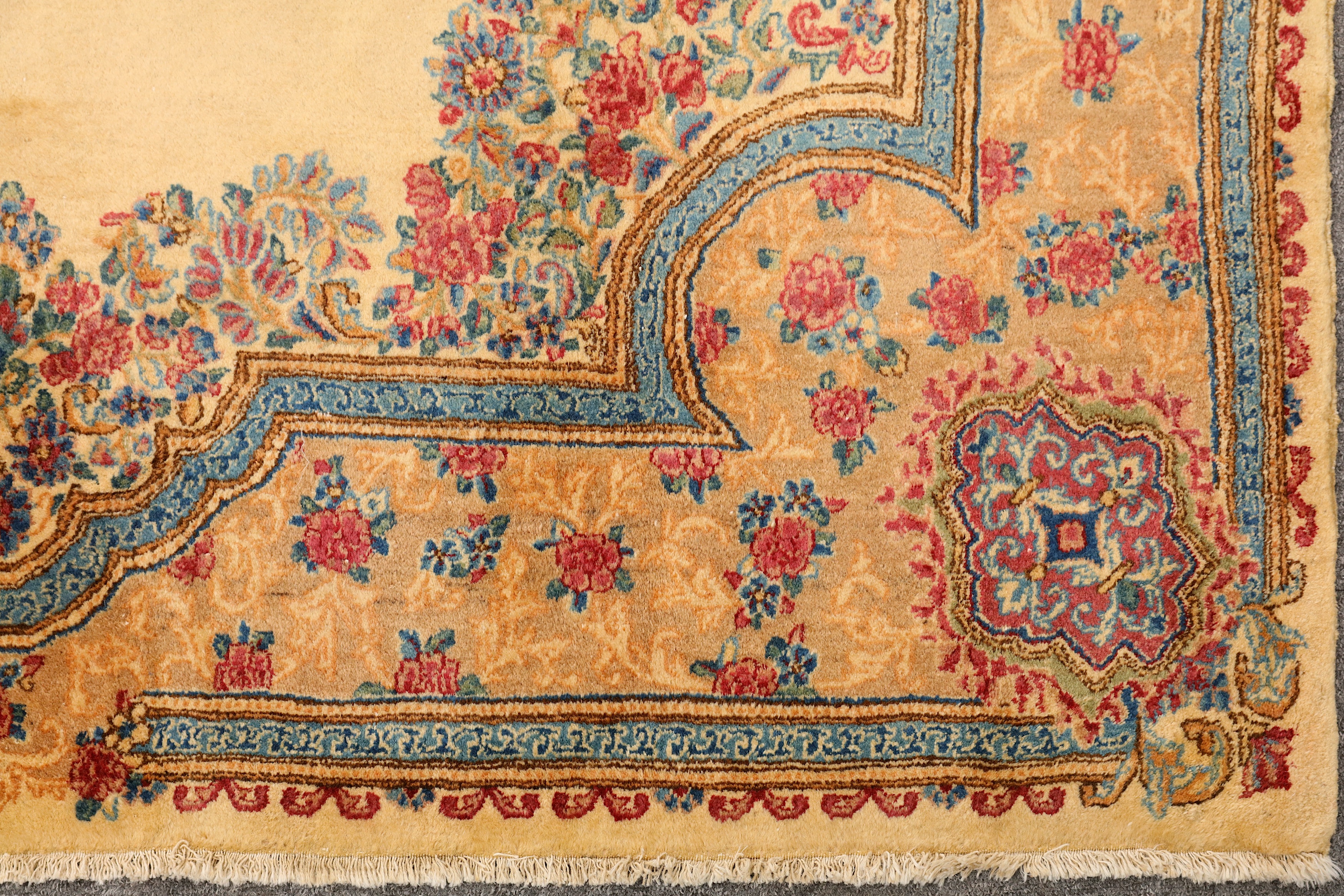 A FINE KIRMAN RUG, SOUTH PERSIA - Image 4 of 6