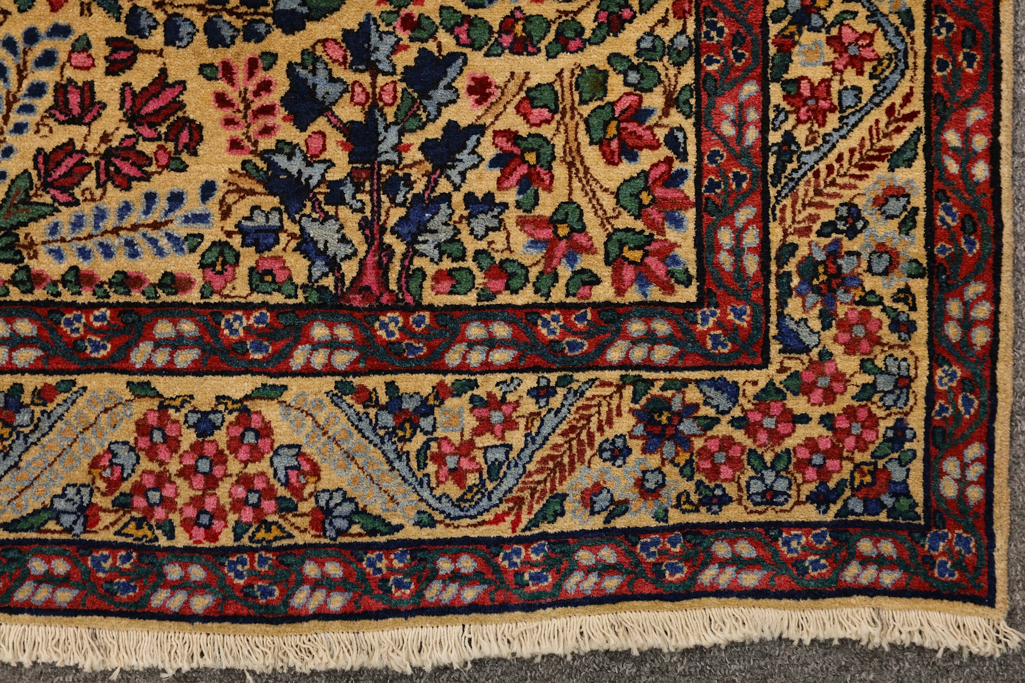 A FINE ANTIQUE KIRMAN PRAYER RUG, SOUTH PERSIA - Image 6 of 7