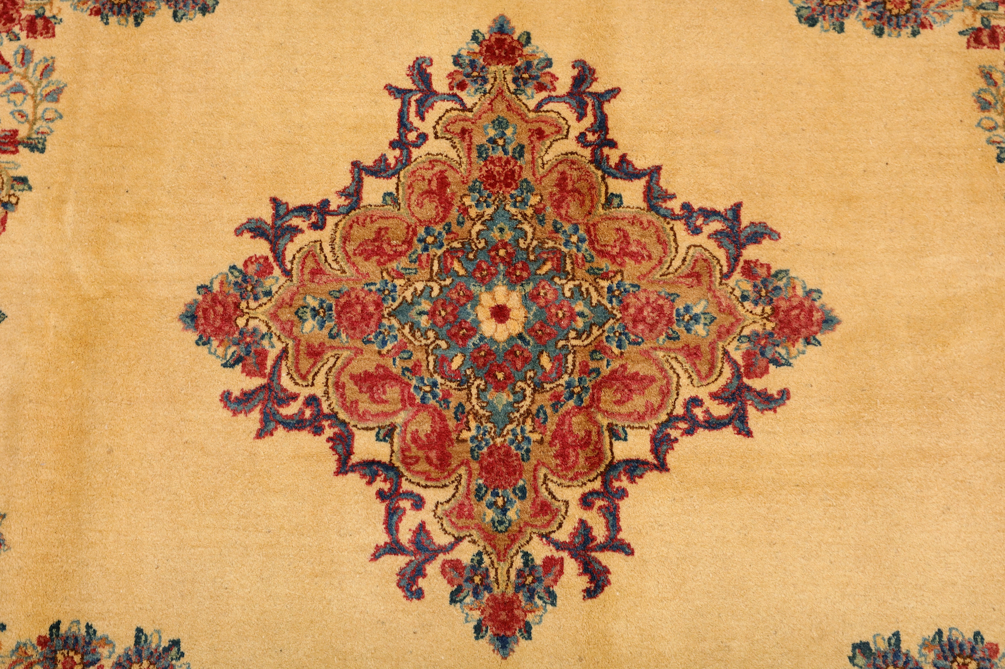 A FINE KIRMAN RUG, SOUTH PERSIA - Image 3 of 6