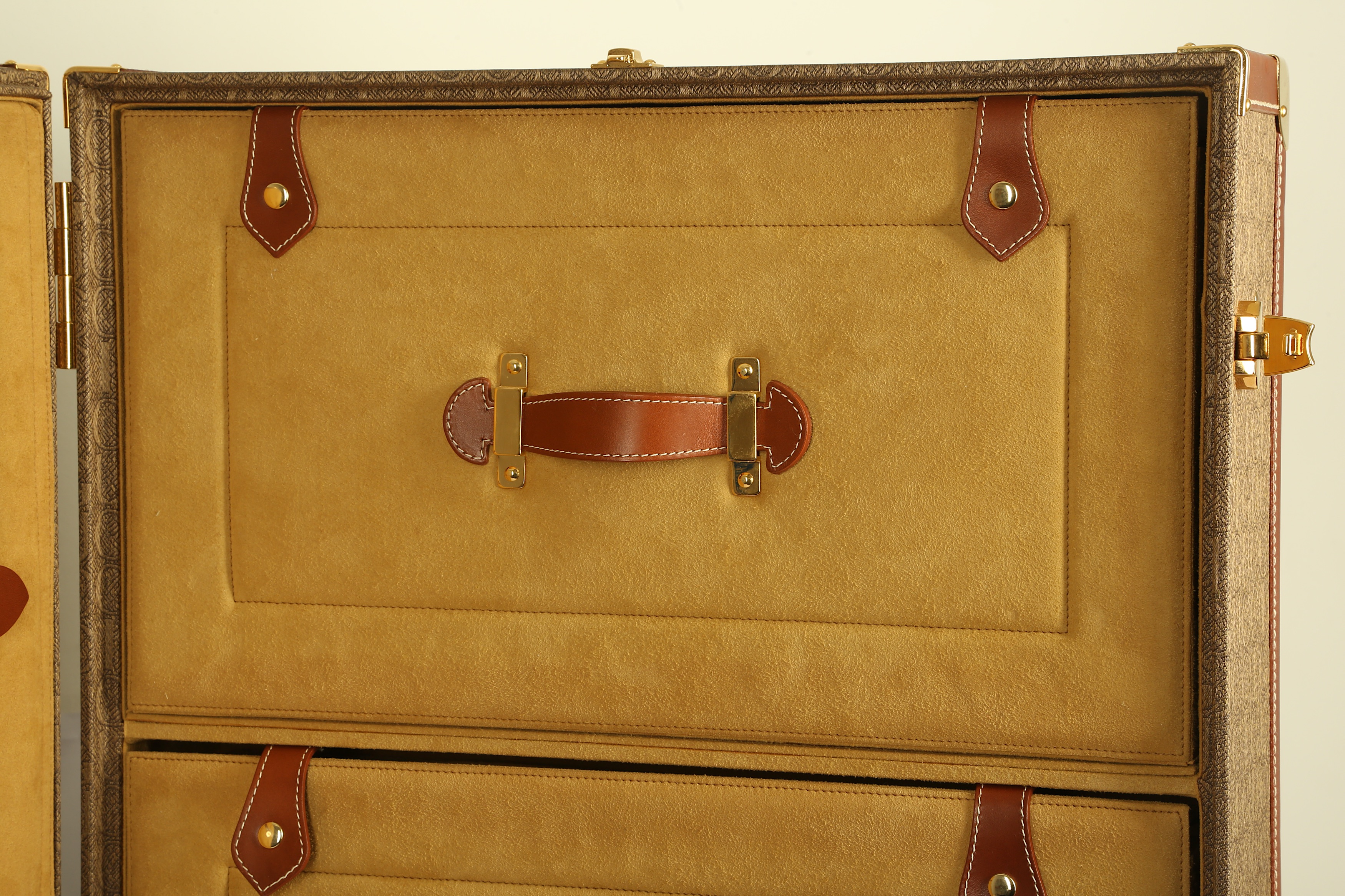 A GUCCI VINTAGE ROLLING STEAMER TRUNK - Image 4 of 14