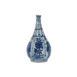 AN EXCEPTIONAL CHINESE BLUE AND WHITE KRAAK PORCELAIN BOTTLE VASE.