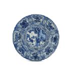AN EXCEPTIONAL CHINESE BLUE AND WHITE KRAAK PORCELAIN DISH.
