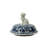 A CHINESE BLUE AND WHITE PORCELAIN COVER.