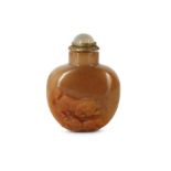 A CHINESE RUSSET AGATE 'BUDDHIST LION DOG' SNUFF BOTTLE.