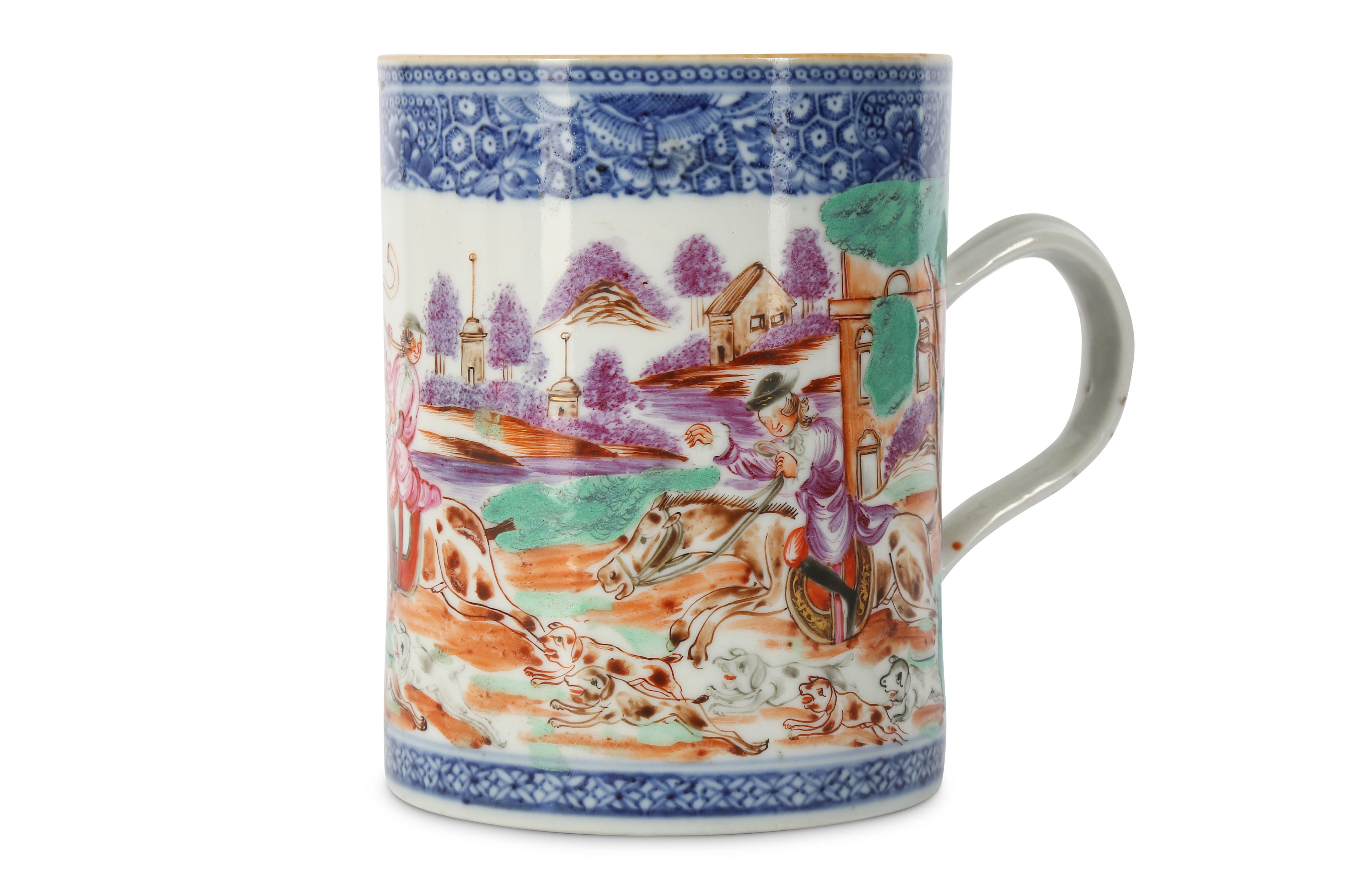 A CHINESE FAMILLE ROSE 'FOXHUNTING' MUG.